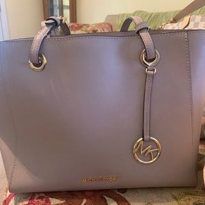 Michael kors purse. Medium size